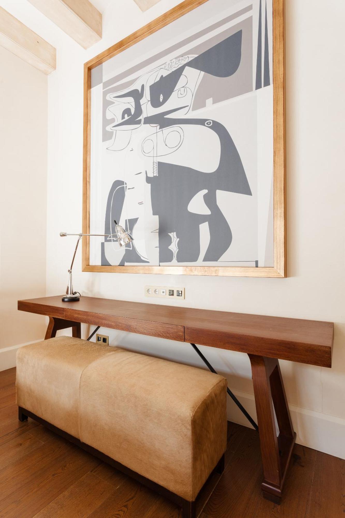 ברצלונה Do Placa Reial Powered By Sonder חדר תמונה A console table