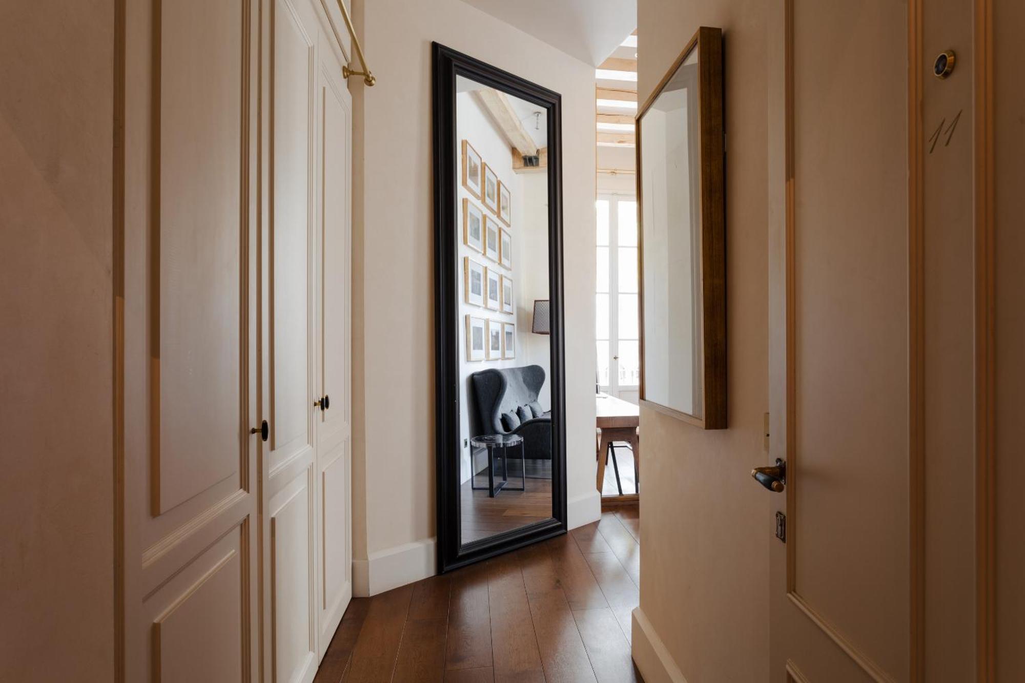 ברצלונה Do Placa Reial Powered By Sonder חדר תמונה A mirror in a home