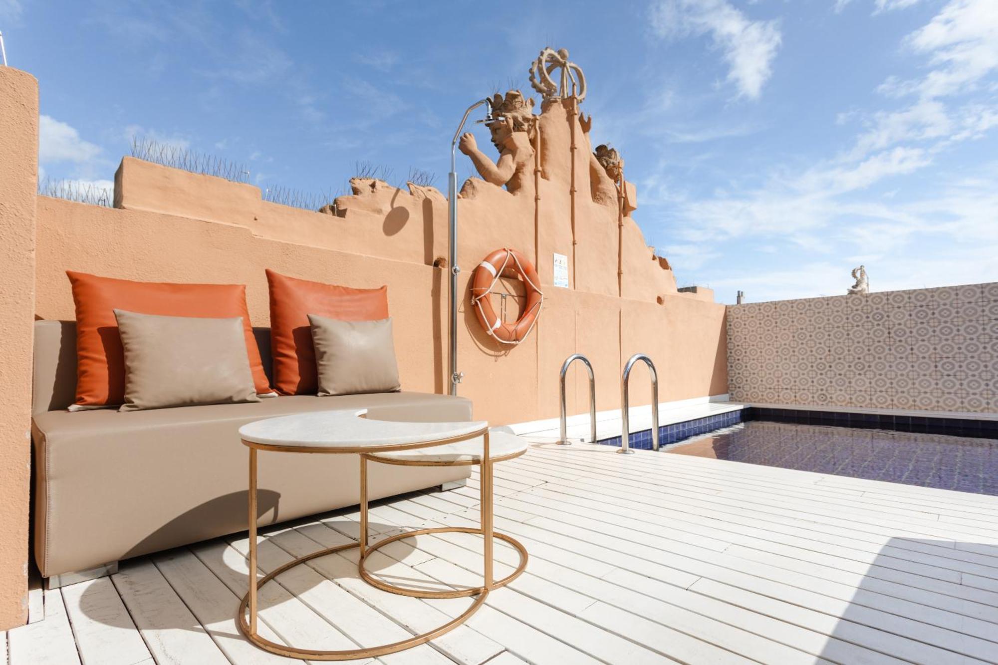 ברצלונה Do Placa Reial Powered By Sonder מראה חיצוני תמונה The pool deck of the 100 Suite
