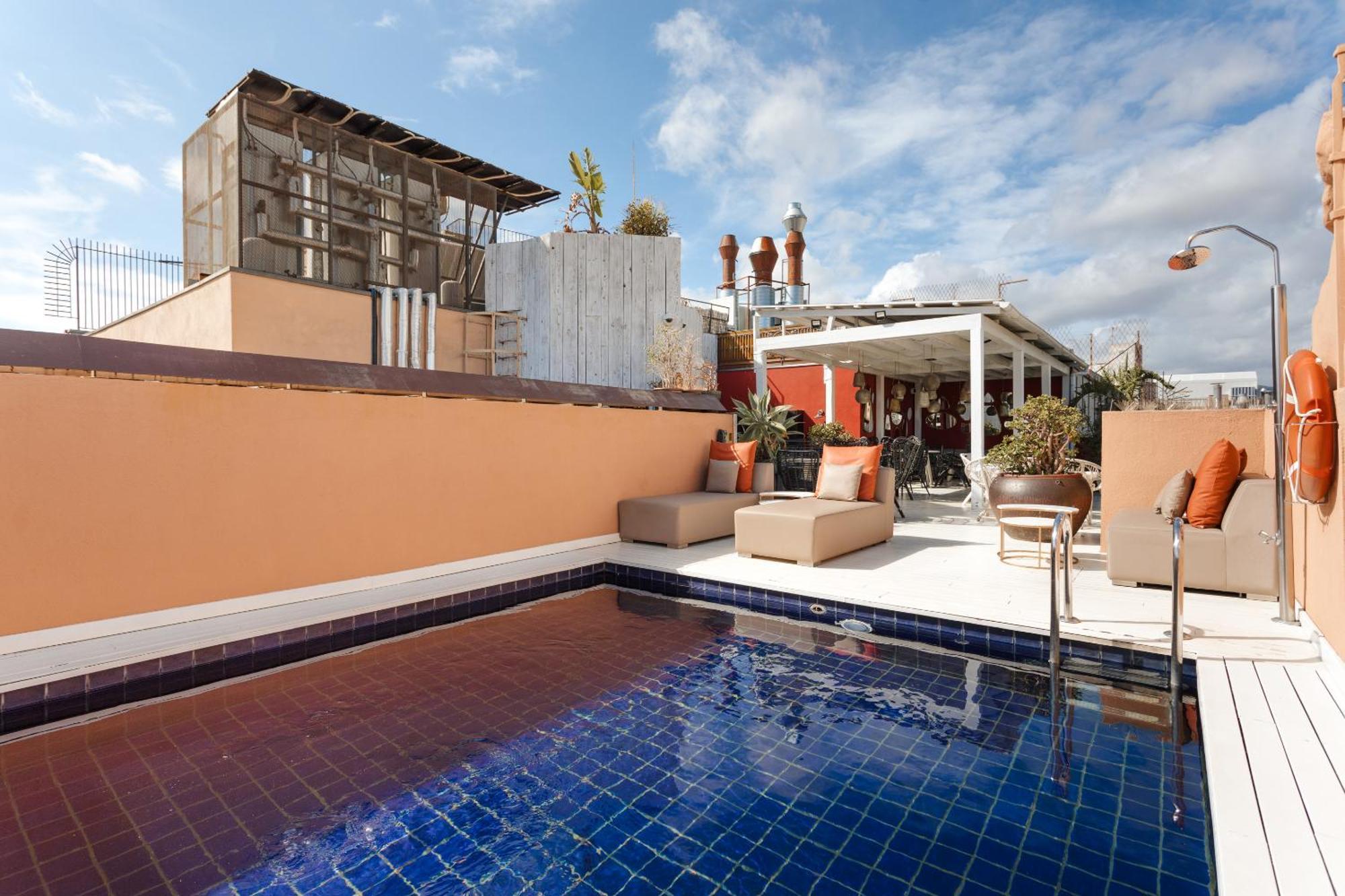 ברצלונה Do Placa Reial Powered By Sonder מראה חיצוני תמונה Rooftop pool at the Hotel Unique