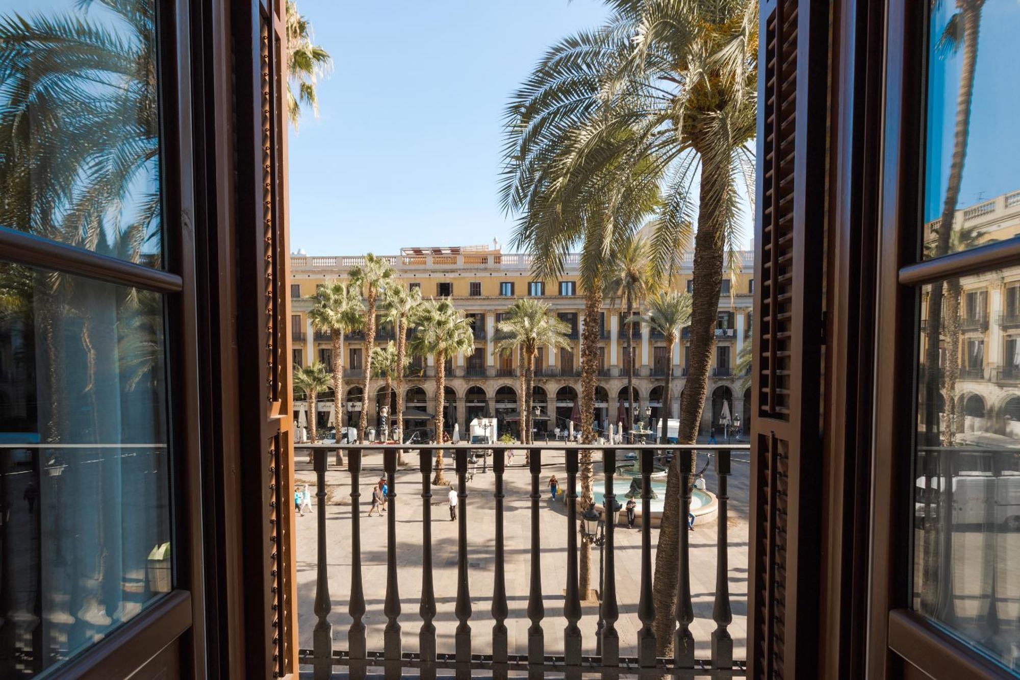 ברצלונה Do Placa Reial Powered By Sonder מראה חיצוני תמונה View of the square from the hotel
